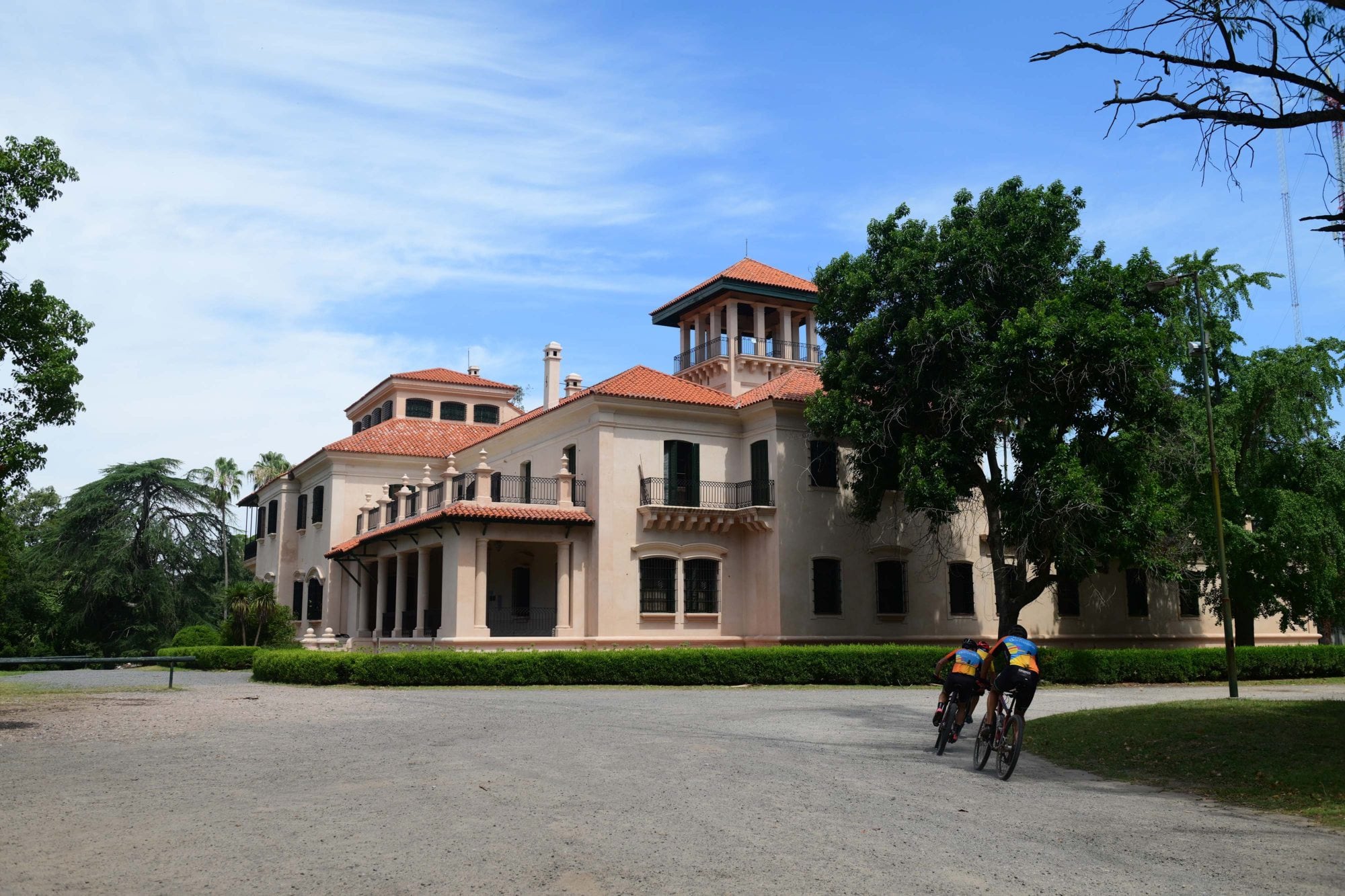 En el original casco de la estancia Pereyra Iraola funcionan dependencias del Ministerio de Desarrollo Agrario de la provincia de Buenos Aires