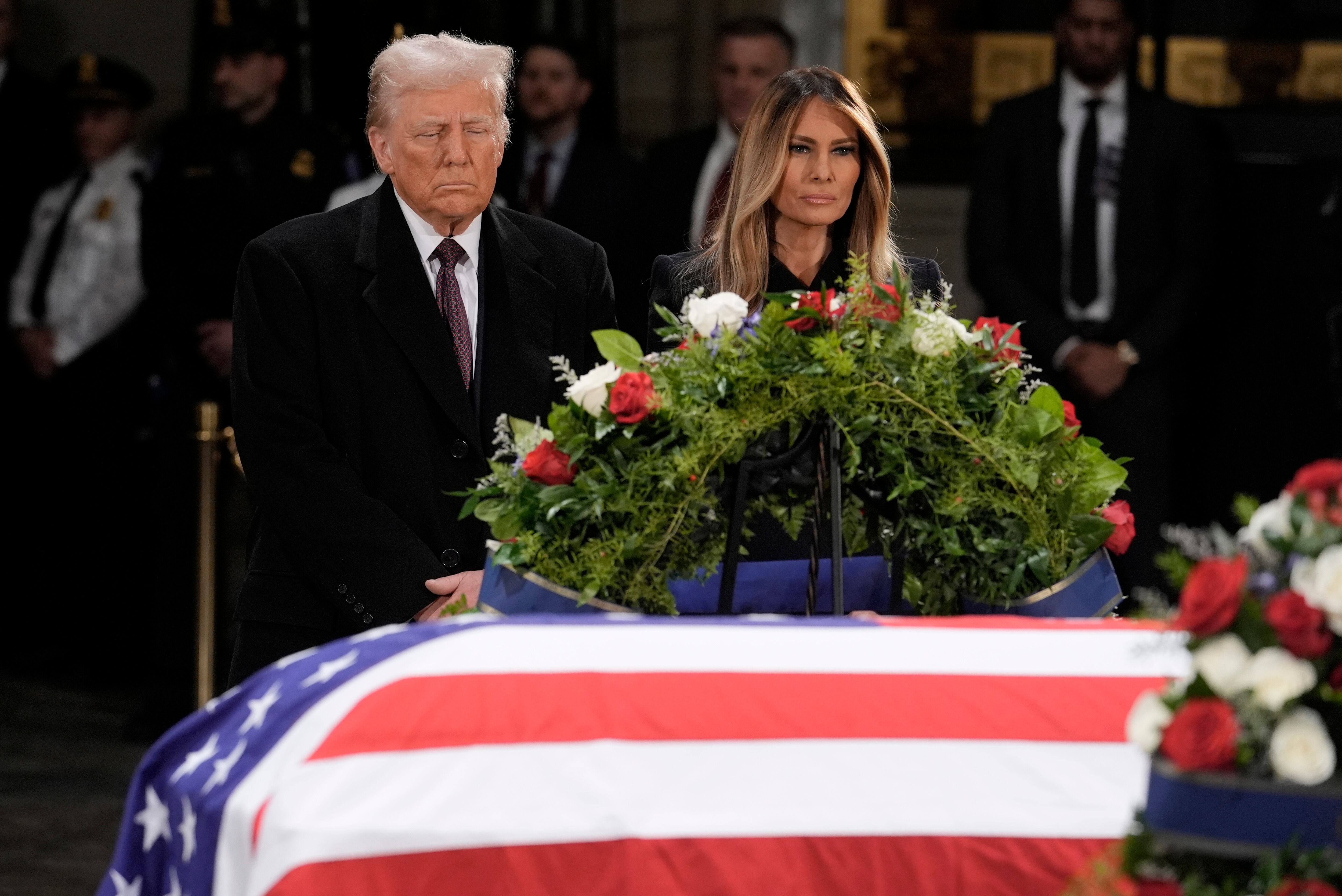 El presidente electo Donald Trump y su esposa, Melania Trump, frente al féretro del expresidente Jimmy Carter durante su funeral en el Capitolio federal, el miércoles 8 de enero de 2025, en Washington. (AP Foto/J. Scott Applewhite)