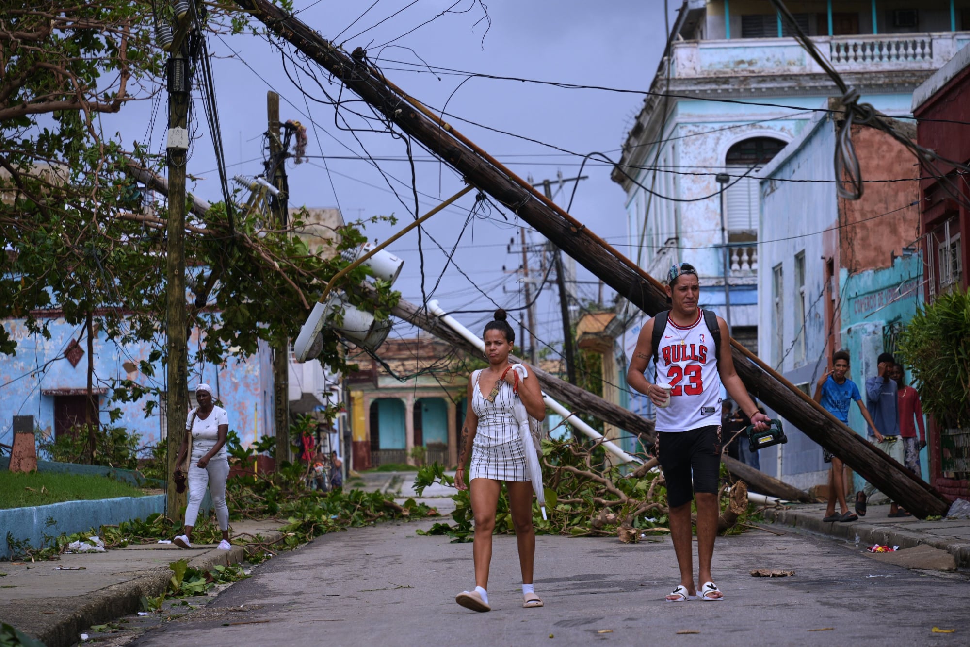 Es cubana, vive en Miami y muestra con dolor cómo quedó su casa natal en la isla tras el paso del huracán Melissa