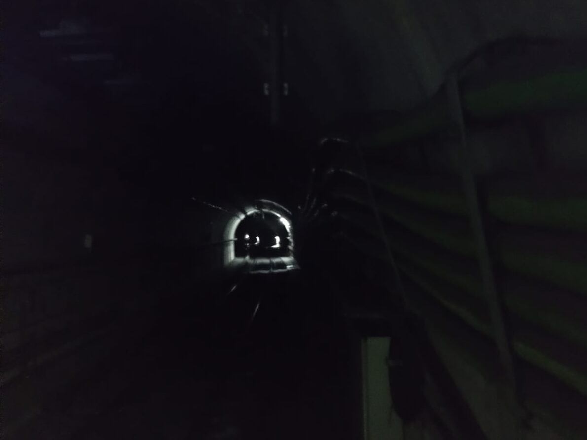 El subte B a oscuras por el apagón.