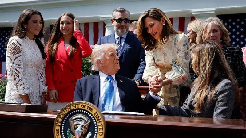 La congresista por Florida, María Elvira Salazar, arriba a la derecha, saluda a Donald Trump.