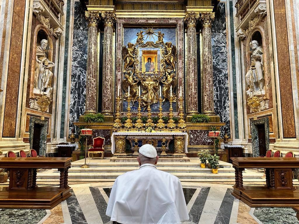 El Papa Francisco visitaba cuando podía a la Basílica de Santa María la Mayor, porque era devoto del icono de María, Salus Populi Romani. Ahí descansan sus restos