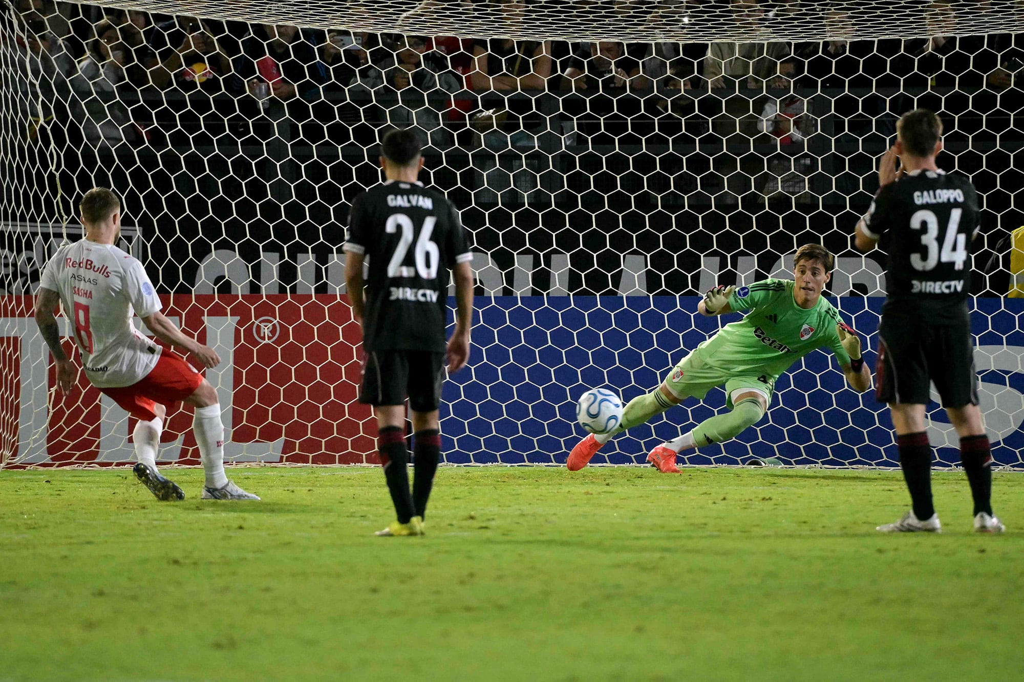 El penal que atajó Santiago Beltrán y salvó a River tras un error grosero de Martínez Quarta ante Bragantino