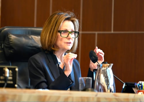 Kathleen Williams bloqueó la SB4-C el 4 de abril, al alegar que invade competencias migratorias exclusivas del gobierno federal
