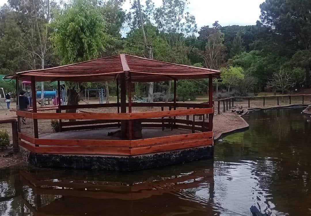 El camping Costa Silvestre cuenta con un lago artificial