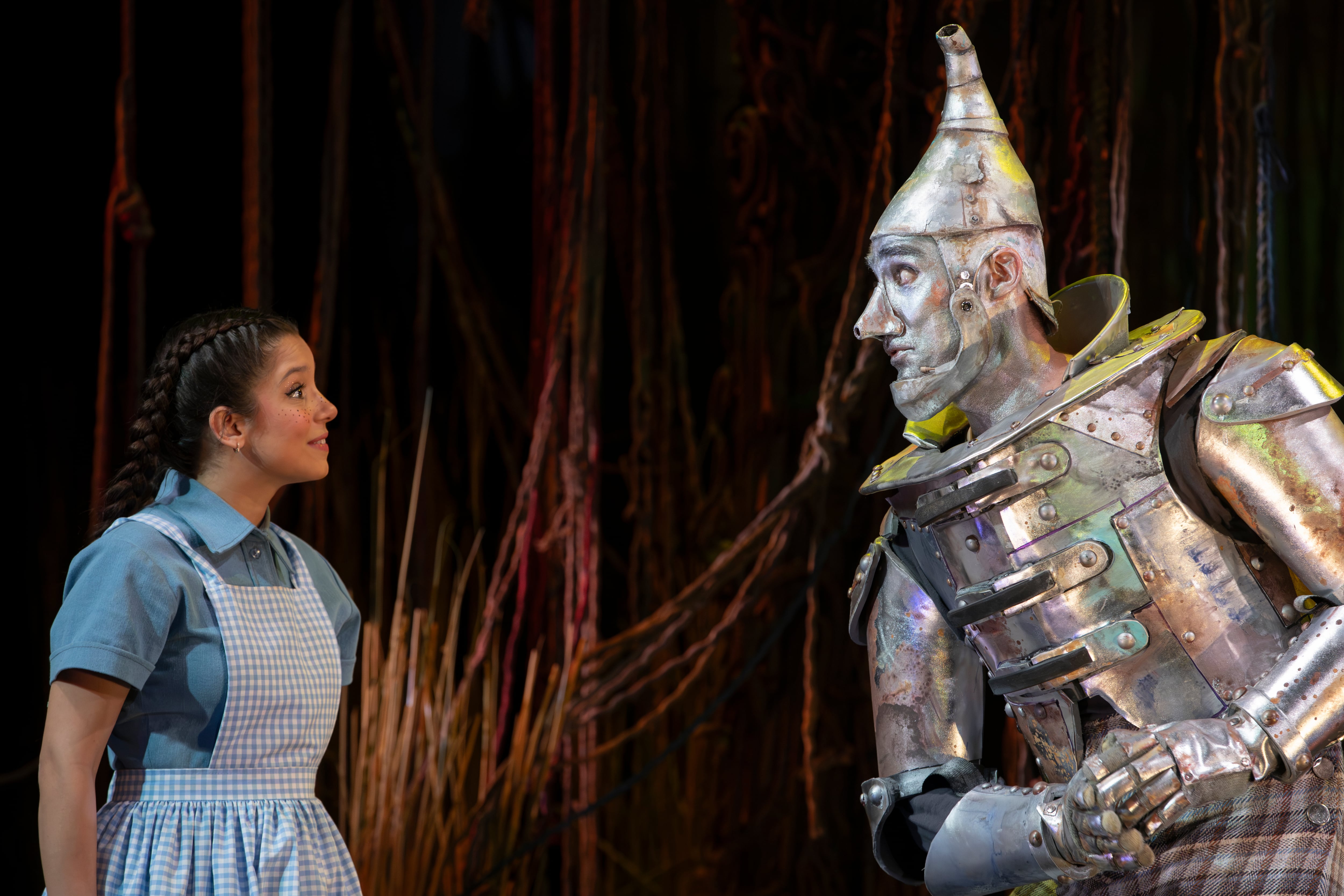 Dorothy (Fuentes) y el Hombre de Hojalata ( Emiliano Larea) en El Mago de Oz