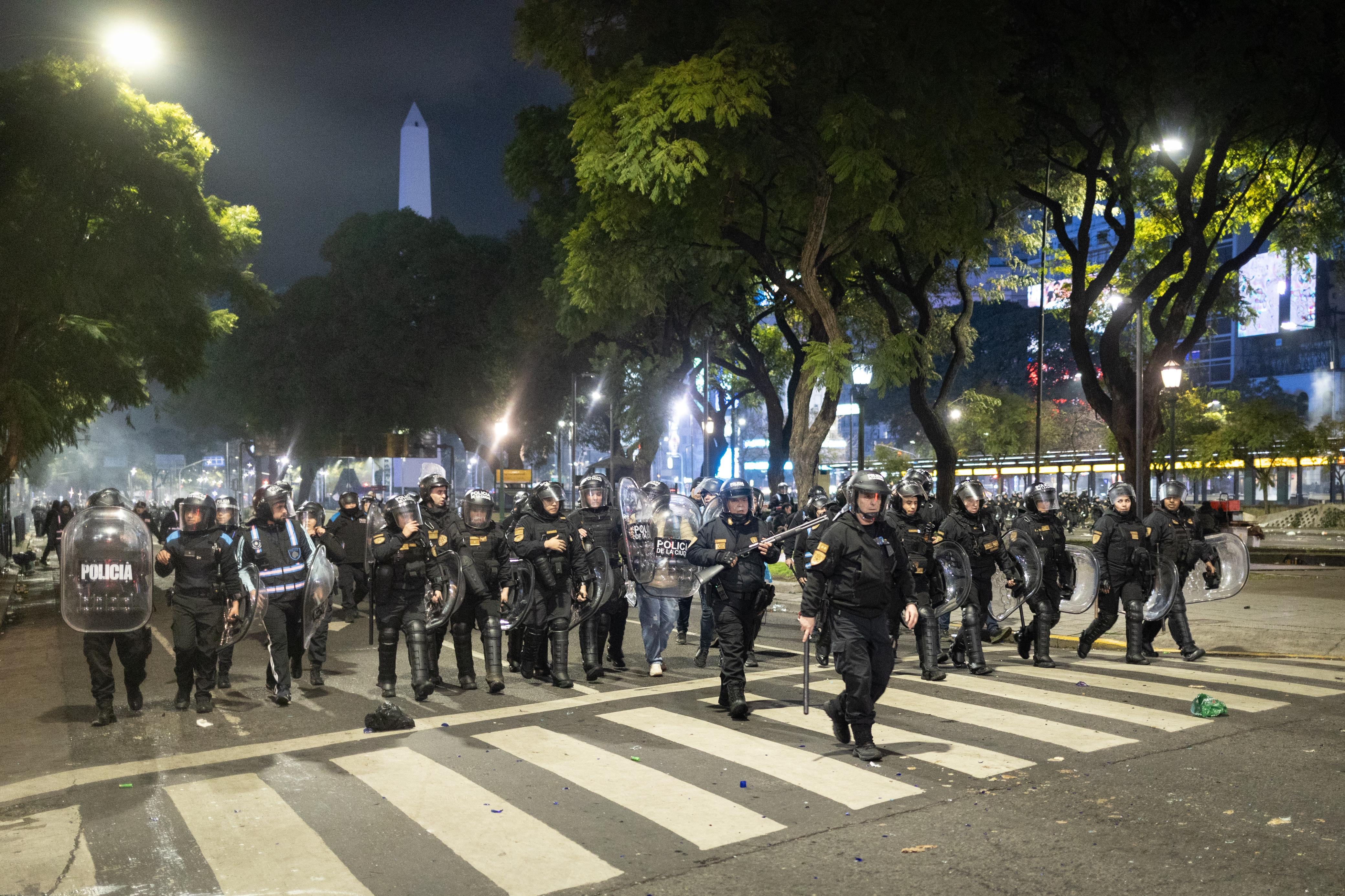 Represión policial a los hinchas argentinos que estaban festejando en el Obelisco