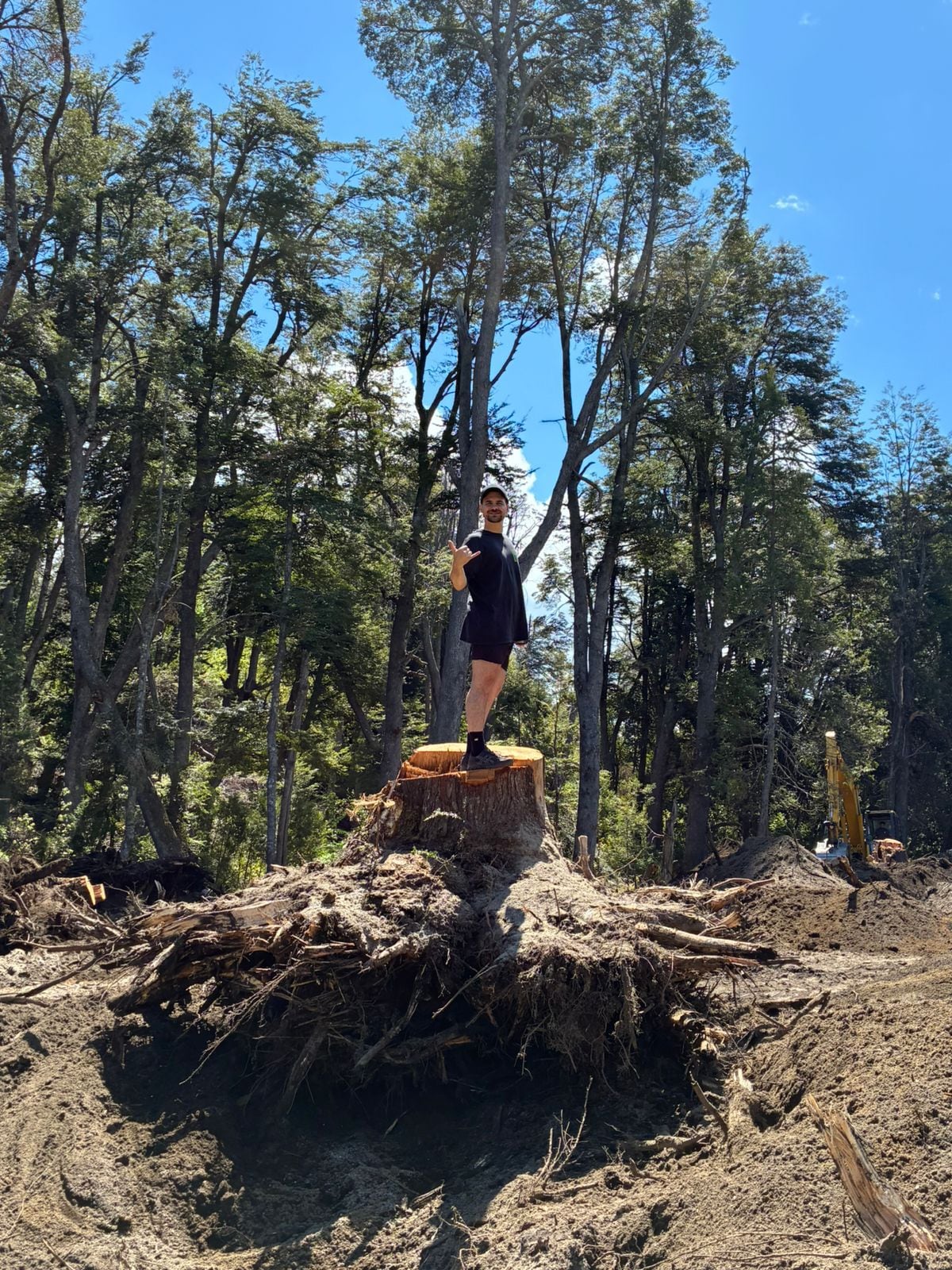 Eligieron un terreno de 3739 m² en el barrio de Calfuco, atravesado por un arroyo y rodeado de bosque