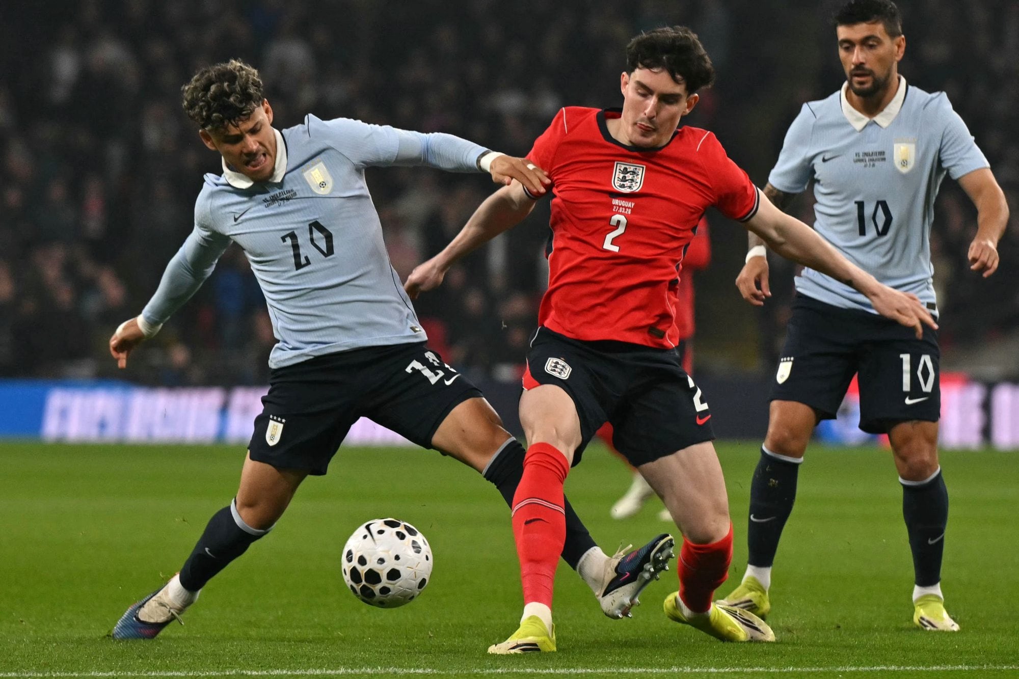 Maximiliano Araujo y Tino Livramento, en plena lucha