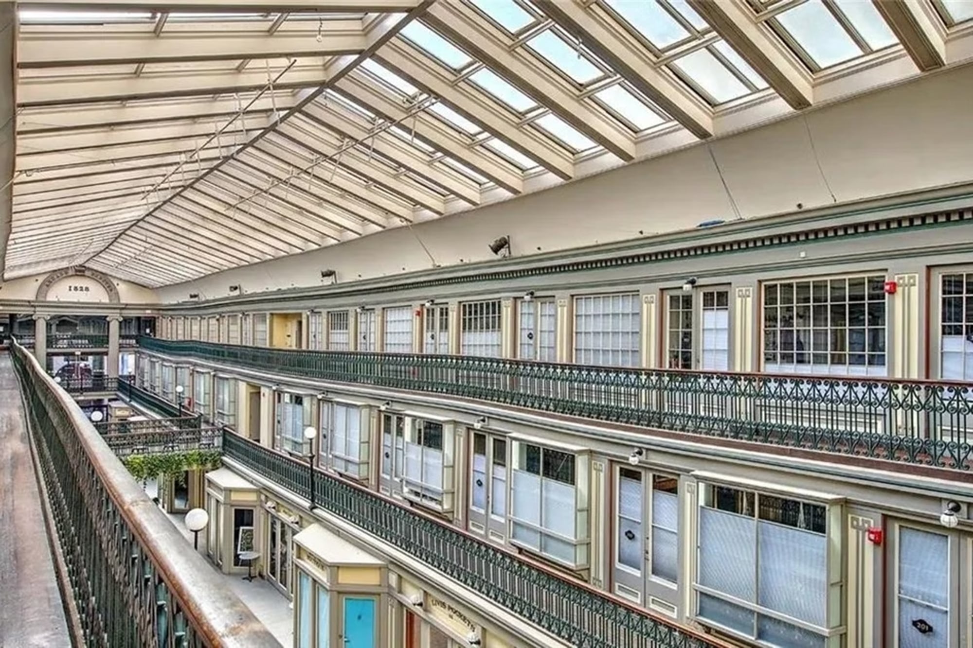 El edificio alberga hoy 17 locales, tres restaurantes y unidades residenciales