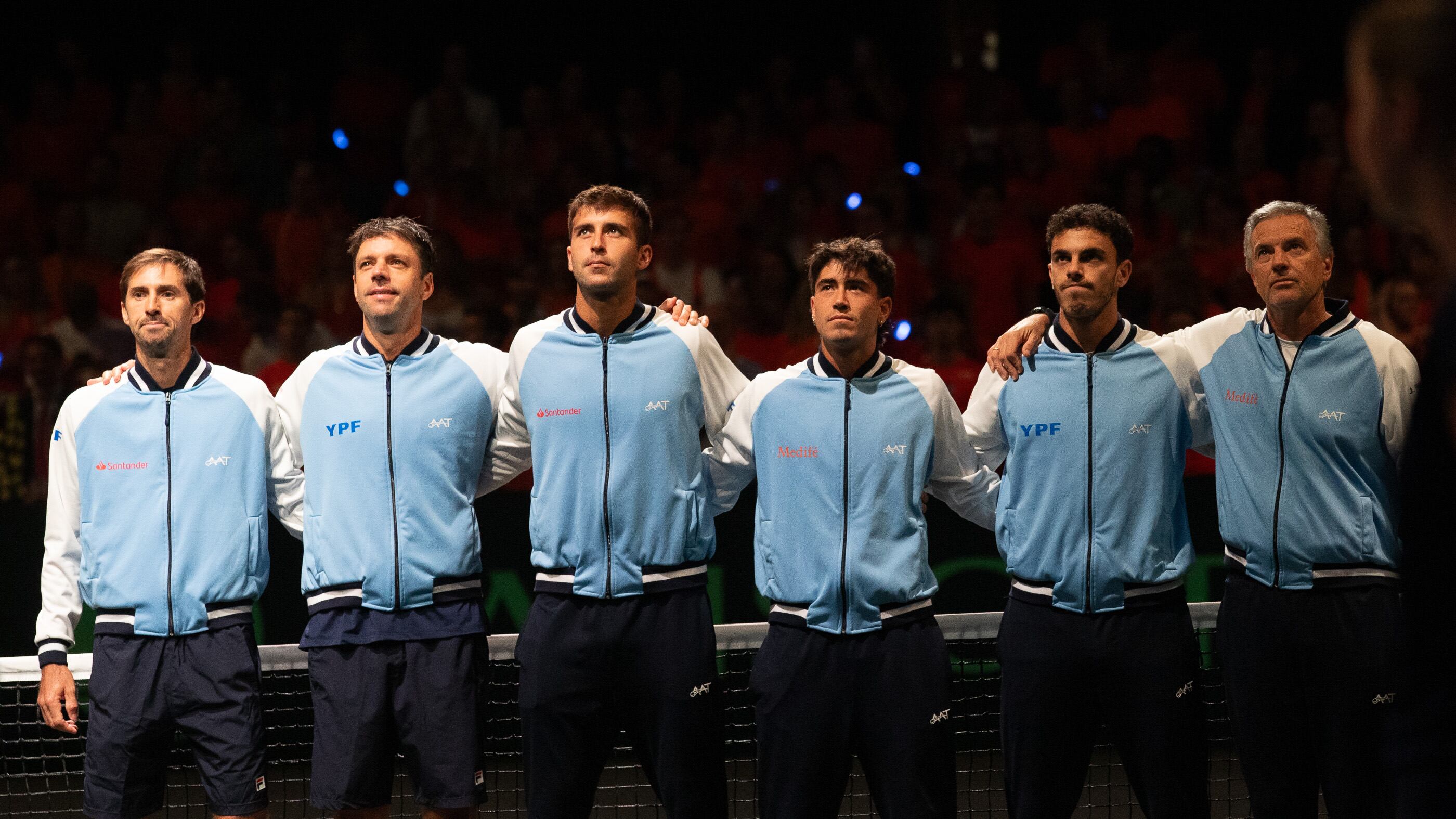 Molteni, Zeballos, Etcheverry, Comesaña, Cerúndolo y Frana, escuchando atentamente el himno nacional en Países Bajos, durante la serie de Copa Davis