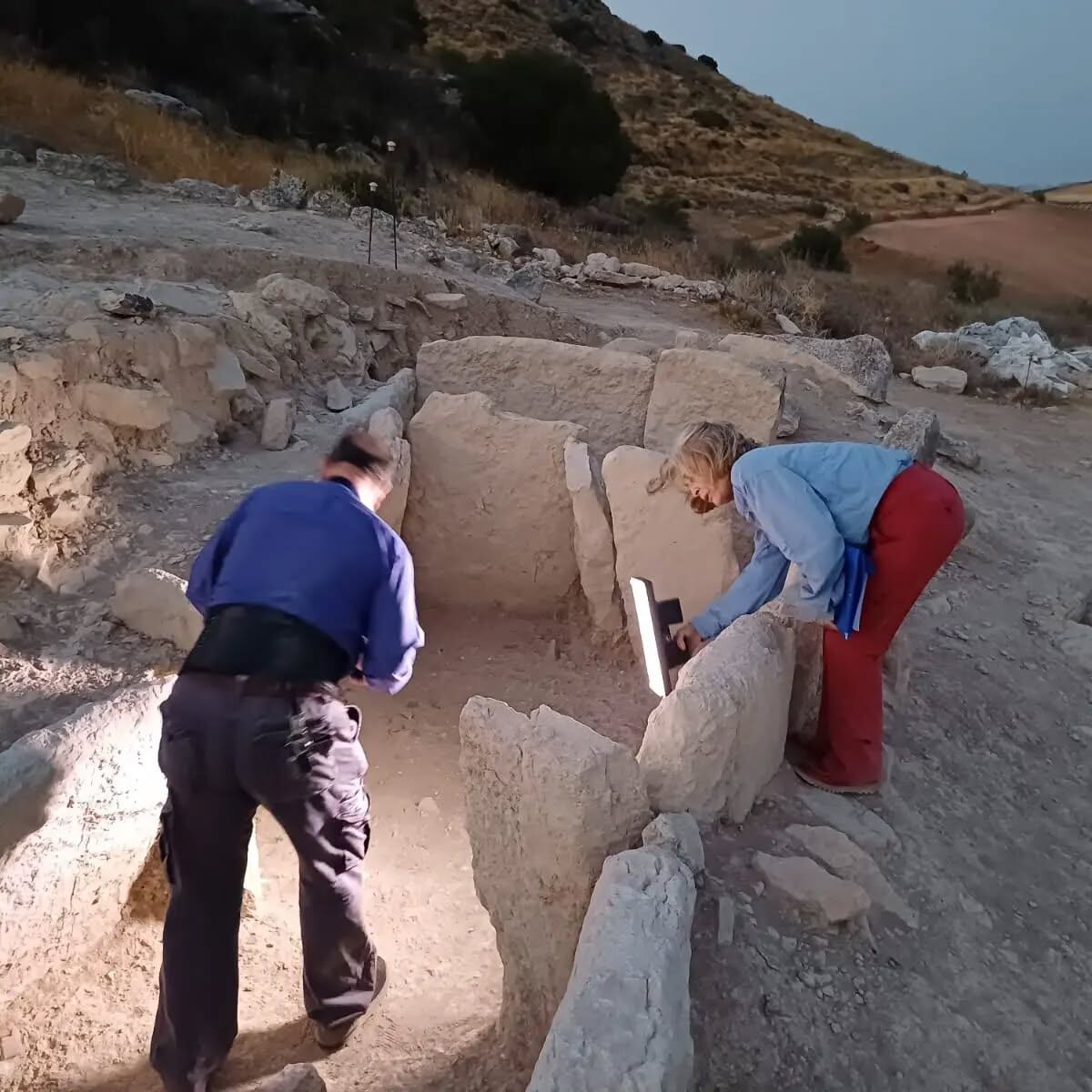 Los dólmenes eran estructuras multifuncionales en toda Europa y, si bien originalmente eran tumbas, también podrían haber sido utilizados como centros rituales
