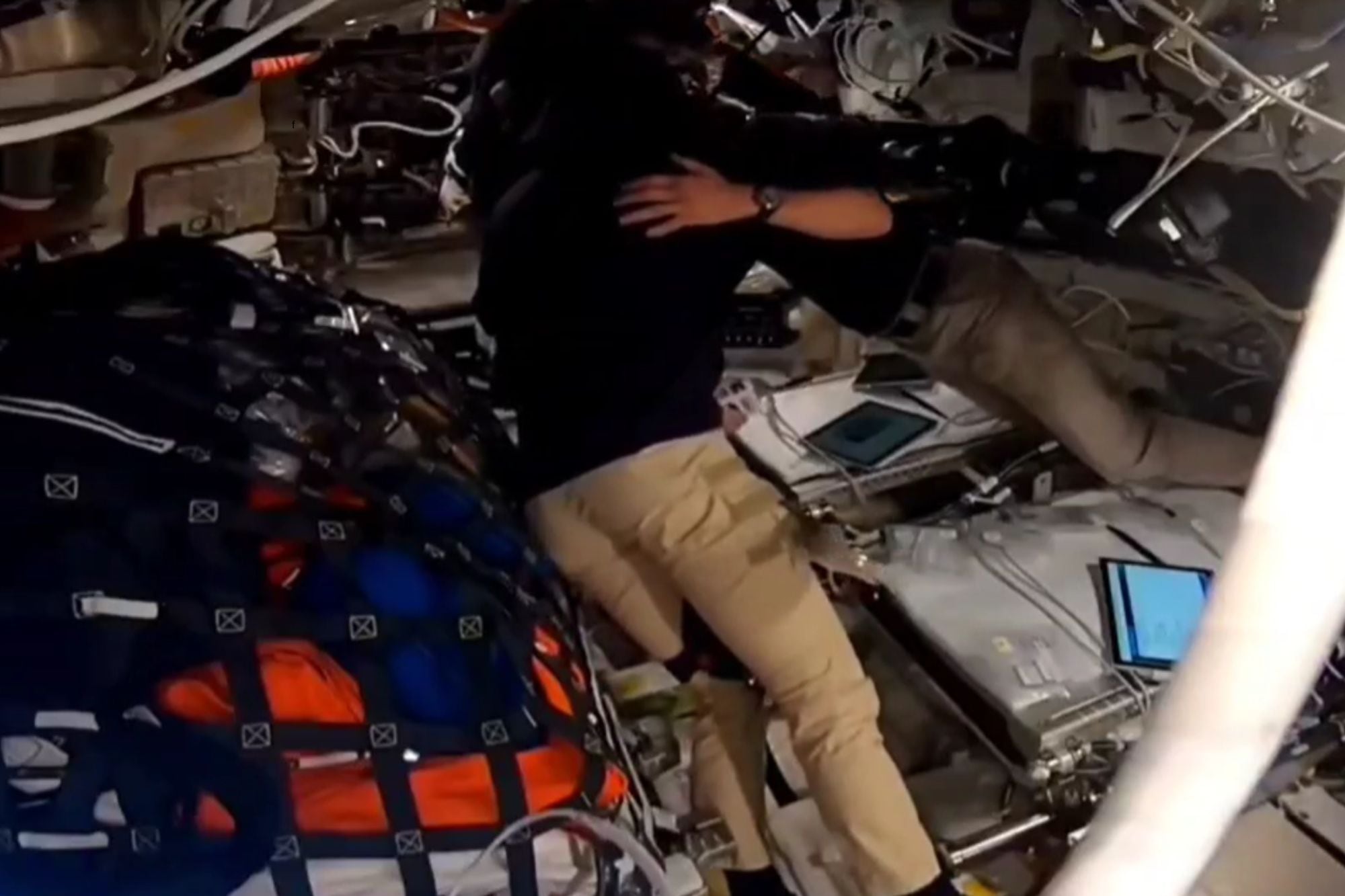 La escena reflejó el costado más humano de la misión y culminó en un abrazo grupal (Captura: NASA)