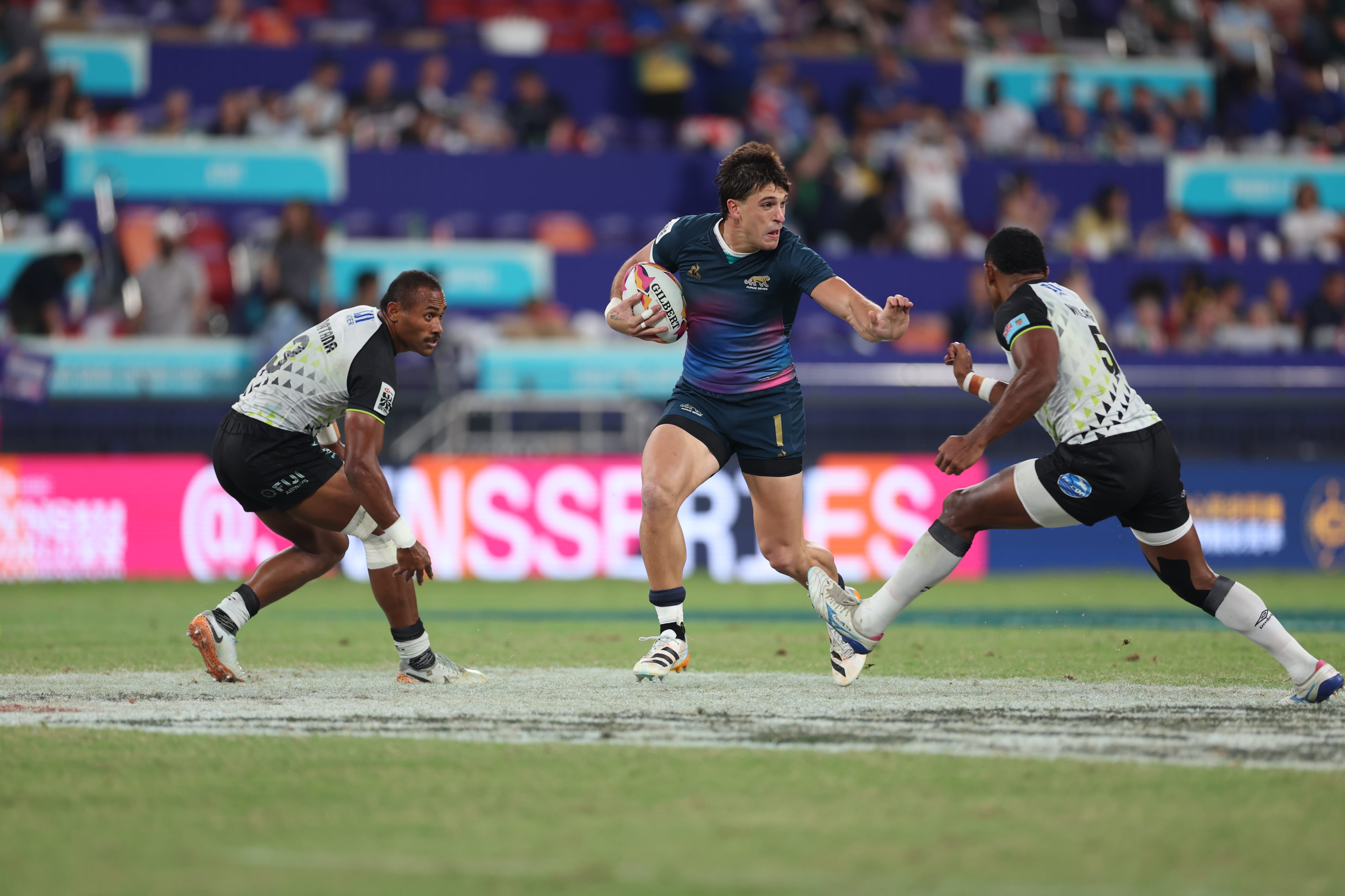 Avanza Matteo Graziano, durante el triunfo de los Pumas 7s ante Fiji en el Seven de Hong Kong