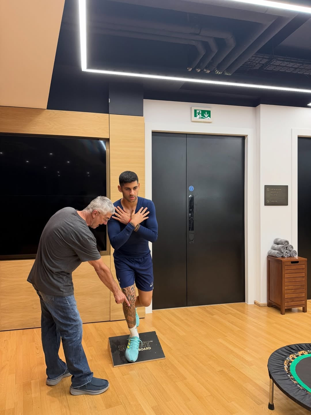 Cristian Romero se recupera en Londres junto a Luis García, kinesiólogo del plantel de la selección argentina.
