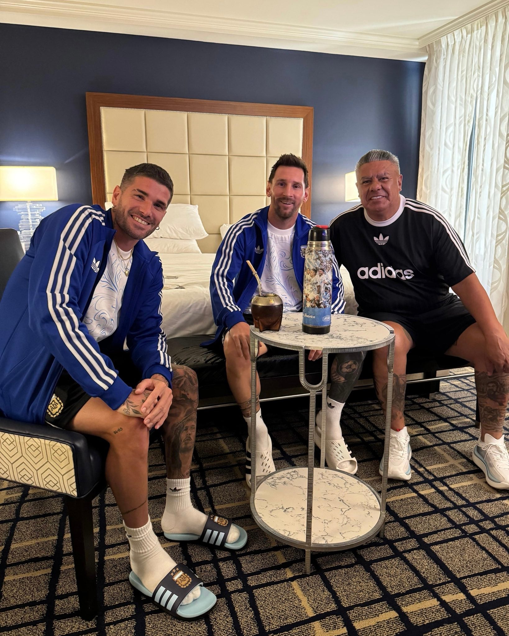 Rodrigo De Paul, Lionel Messi y Chiqui Tapia, en la tradicional foto previa a los partidos de la selección argentina: aquí, en Dallas, antes del match ante Jordania