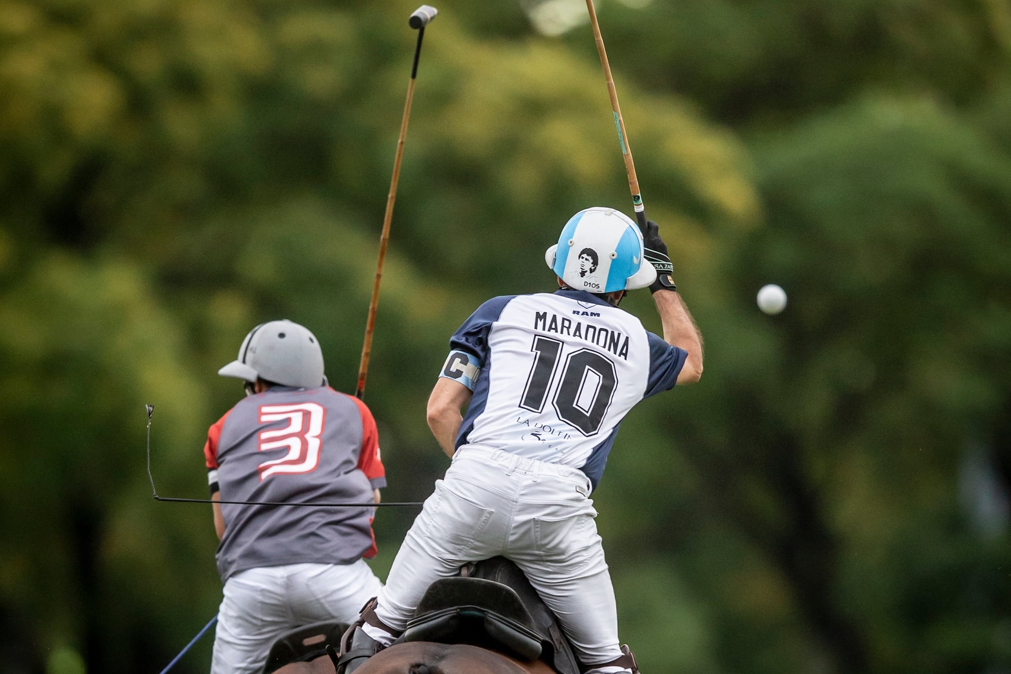 Adolfo Cambiaso y su homenaje a Maradona: la camiseta con la 10 y la silueta de Diego en el casco