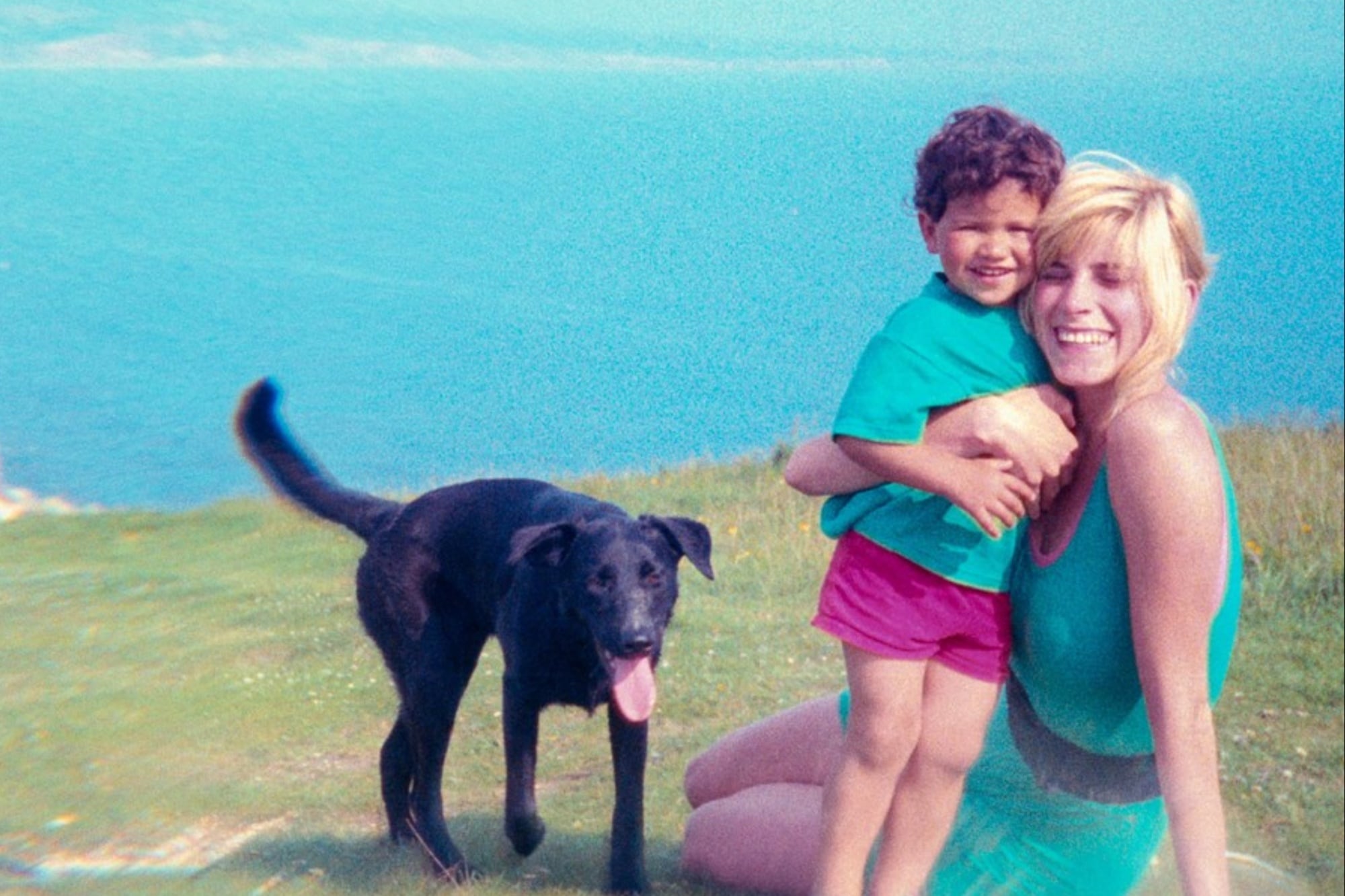 Un retrato real de Alex junto a su perro y su madre antes de la tragedia (Foto: Netflix)