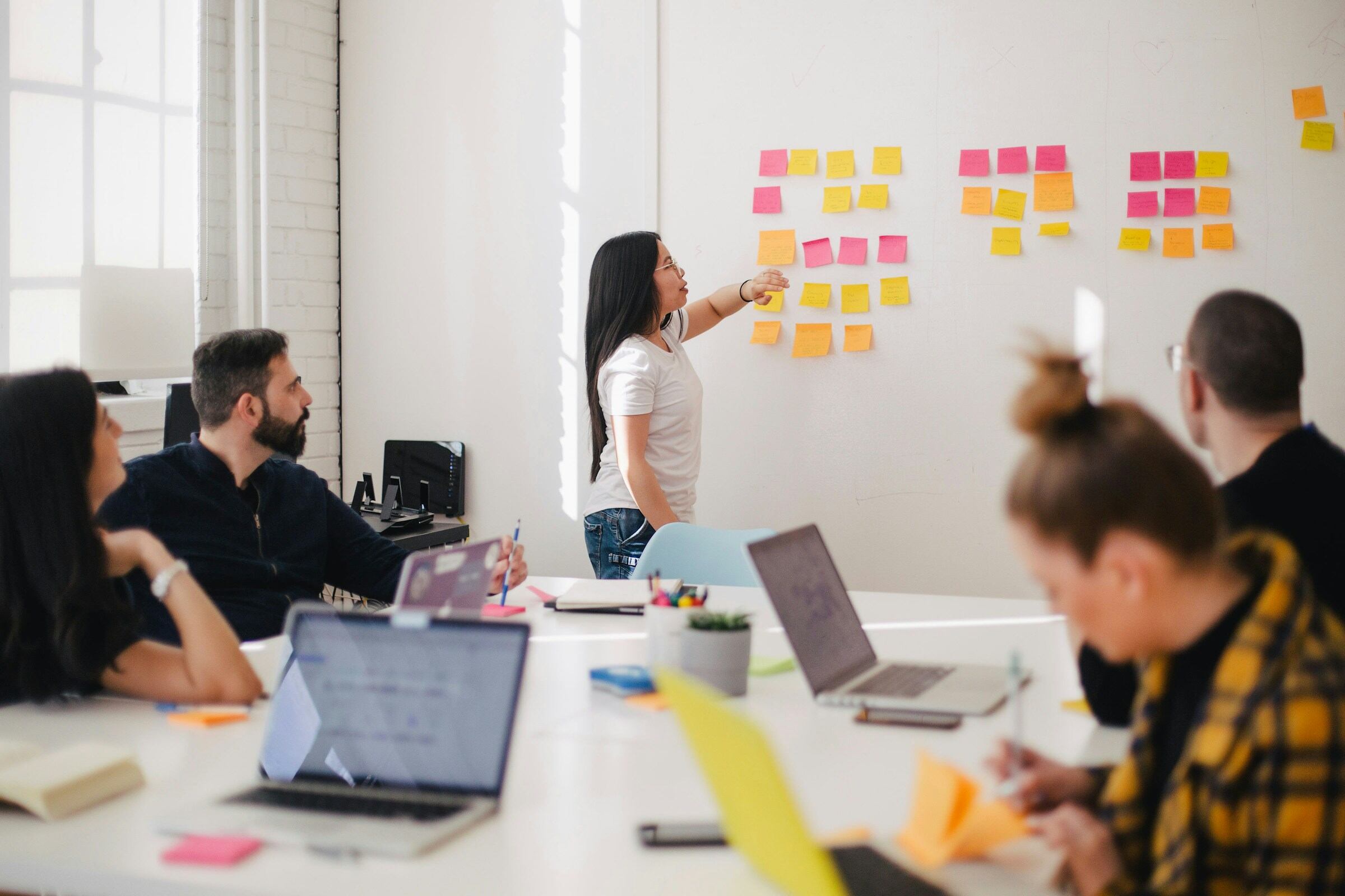 Programas de salud financiera y asistencia a colaboradores, entre los principales rubros de empleos. Foto: Unsplash