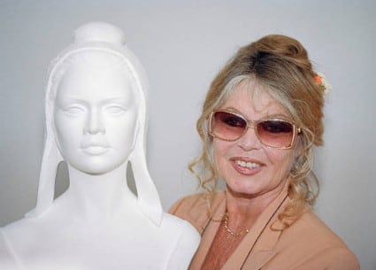 Brigitte Bardot posando al lado del bulsto de Marianne para el que posó (Getty Images)