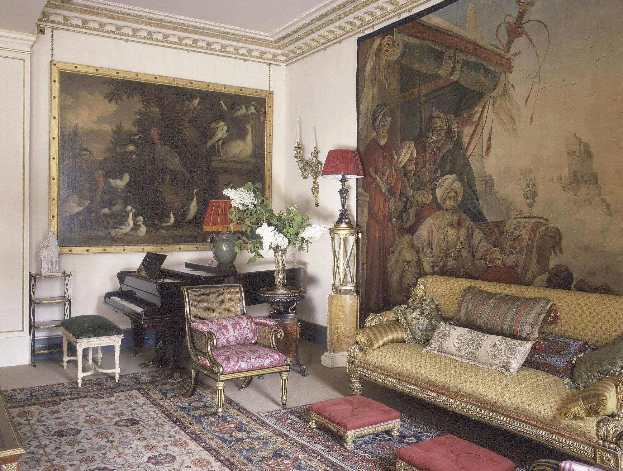 La disposición de las habitaciones y la agrupación de su contenido sigue siendo muy similar a la de la época de la reina Isabel La Reina Madre, con importantes obras de la colección de arte de Su Majestad en sus posiciones originales.