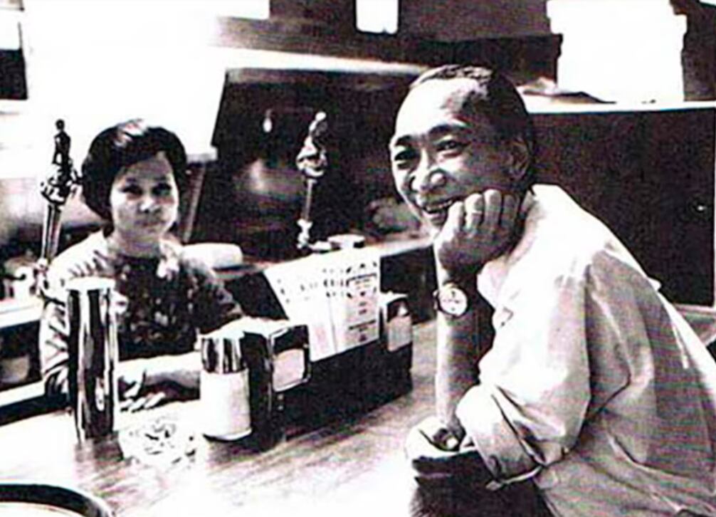 Tras la caída de Saigón, el general Loan se mudó a los Estados Unidos junto a su familia. En su intento por llevar una vida anónima y alejarse de su pasado militar, abrió un restaurante pizzería.