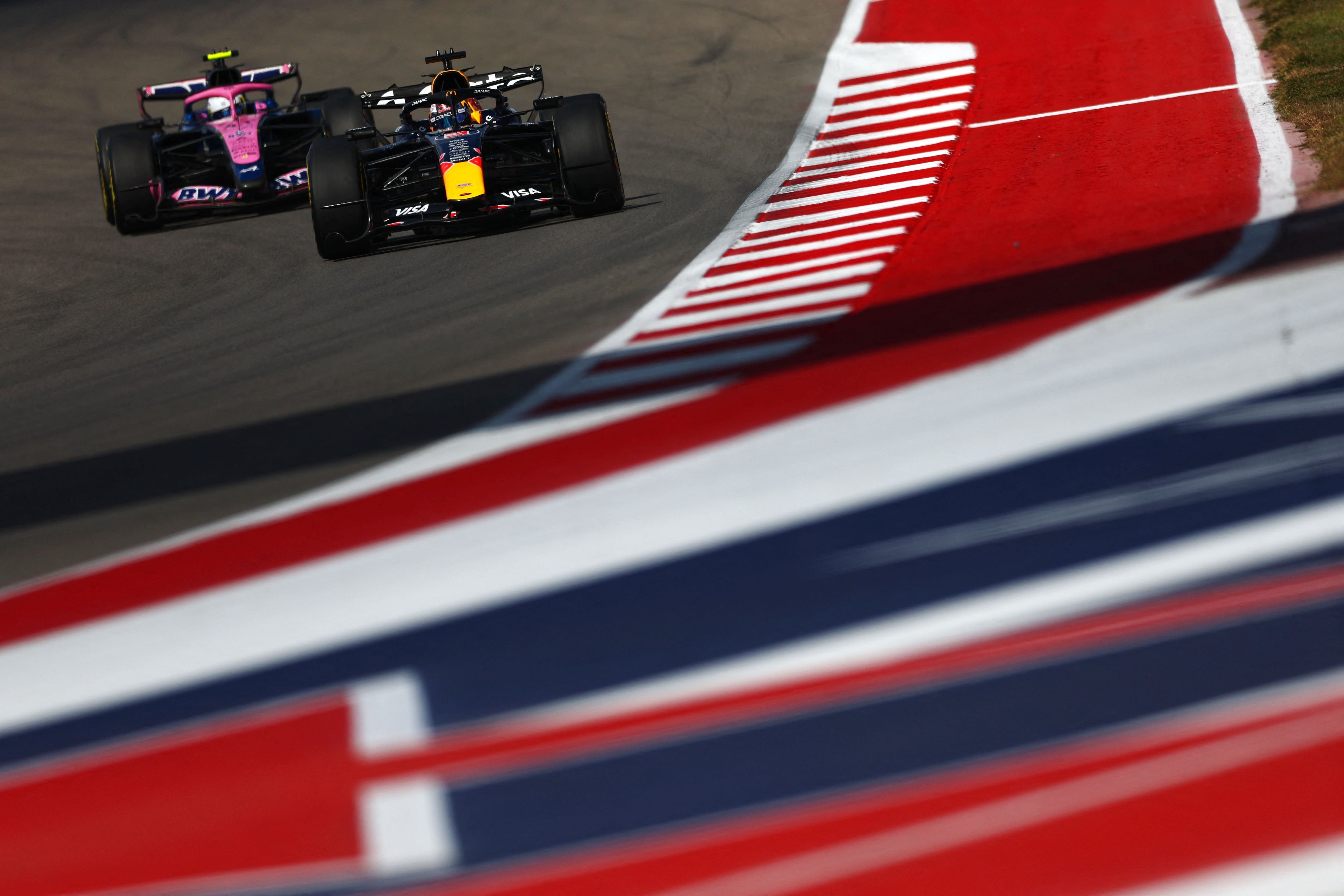 Max Verstappen gira por delante de Franco Colapinto en la última práctica libre del Gran Premio de Estados Unidos de F1, en Austin