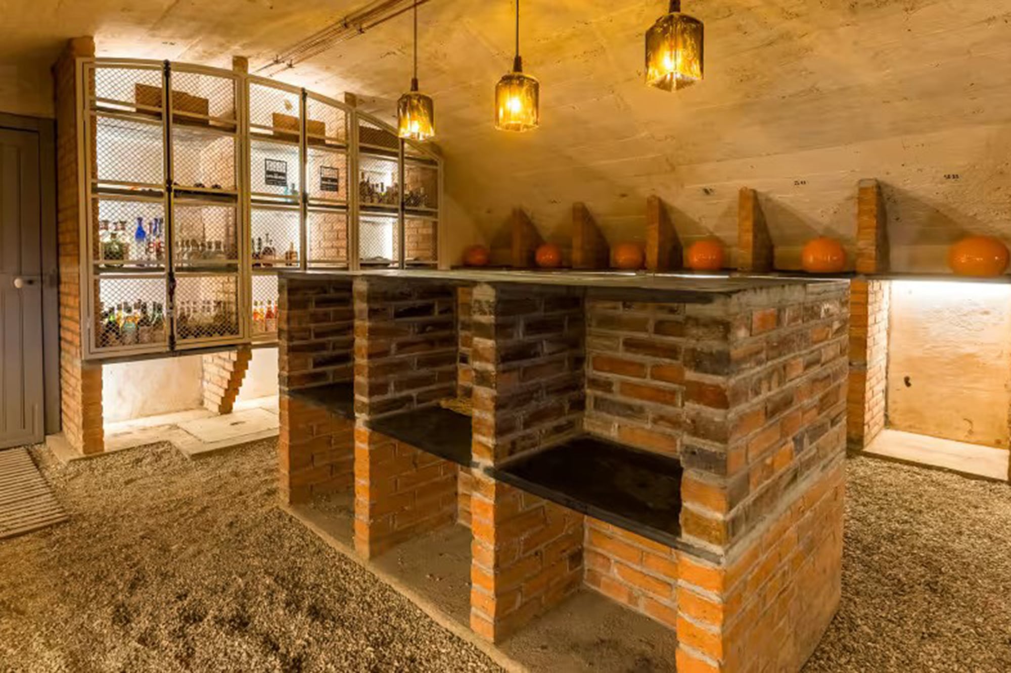 La bodega abovedada antes se utilizaba para los licores Cointreau, pero actualmente se usa para eventos de catas