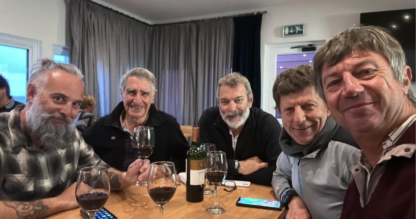 Los tripulantes del Caoba, con amigos isleños
