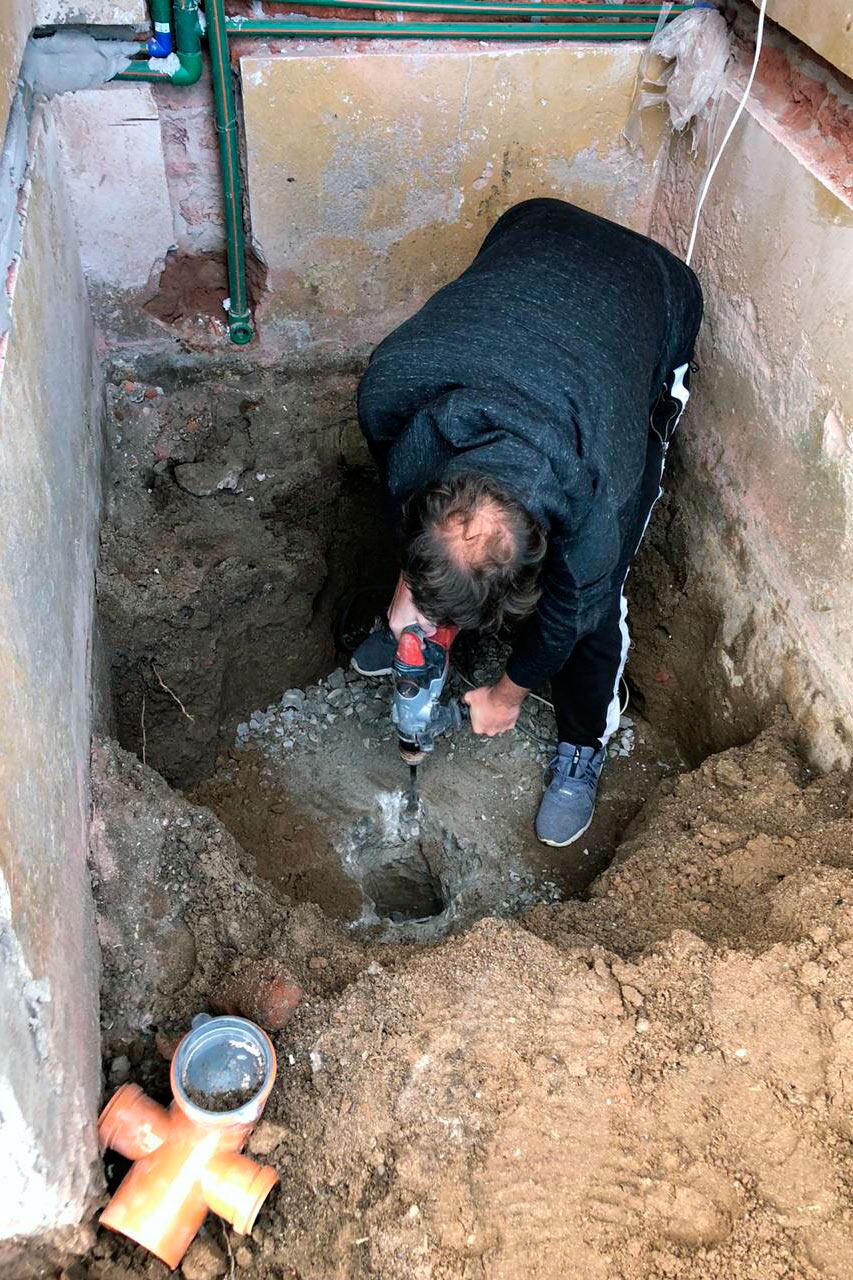 El lugar exacto donde se halló la lápida. El albañil, luego de los trabajos de remoción, continuó con su trabajo