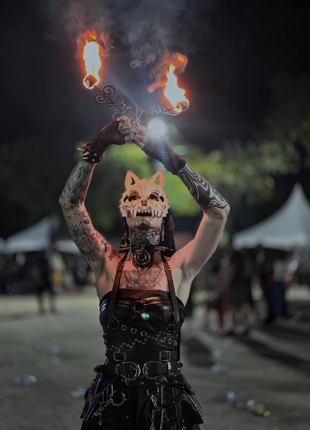 Ulissias Marcelli y una de sus acrobacias de fuego