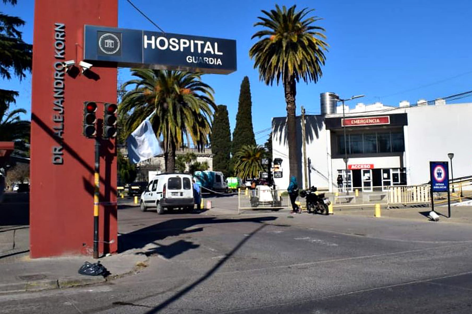 Tras el violento choque, que se habría producido a alta velocidad, el conductor del SUV fue trasladado en grave estado al Hospital Alejandro Korn de Melchor Romero, mientras que su acompañante falleció en el lugar, agregaron las fuentes consultadas.