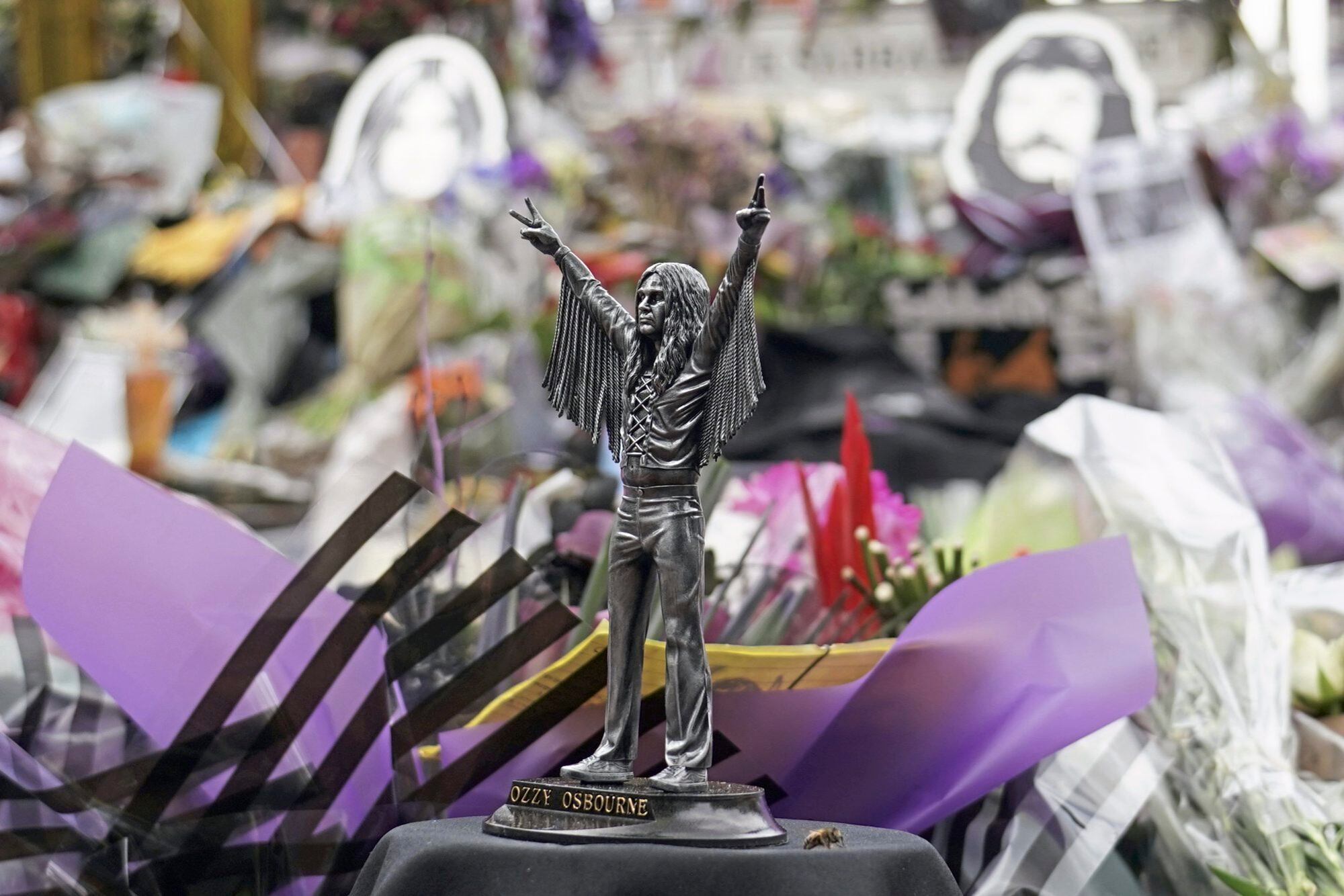 Desde su muerte, en el puente Black Sabath sus seguidores vienen dejando muestras del amor incondicional al hijo más querido de la ciudad