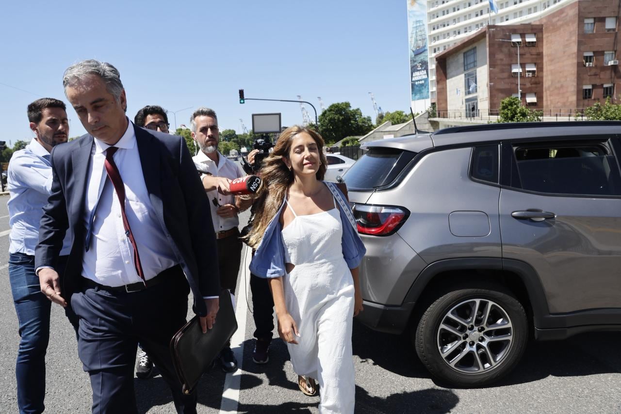 Ornella Calvete saliendo de Comodoro Py tras su indagatoria