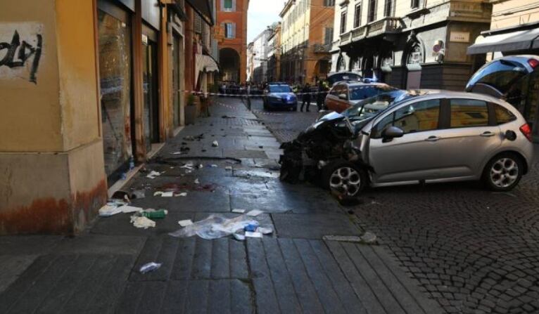 Conmoción en Italia: un hombre atropelló a decenas de peatones y apuñaló a una persona que intentó detenerlo