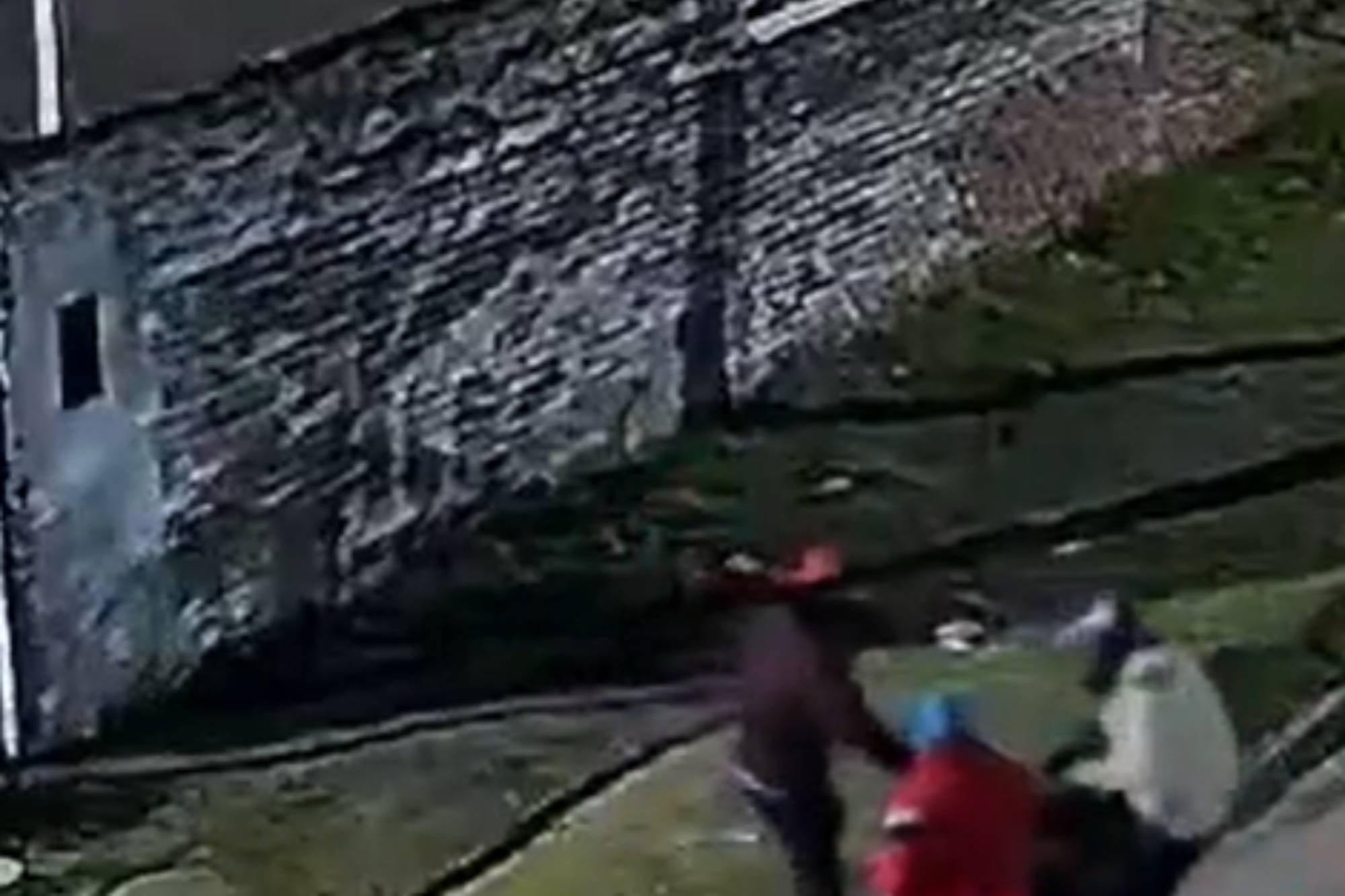 Video: un policía que trabaja como conductor de una aplicación disparó a ladrones que quisieron robarle