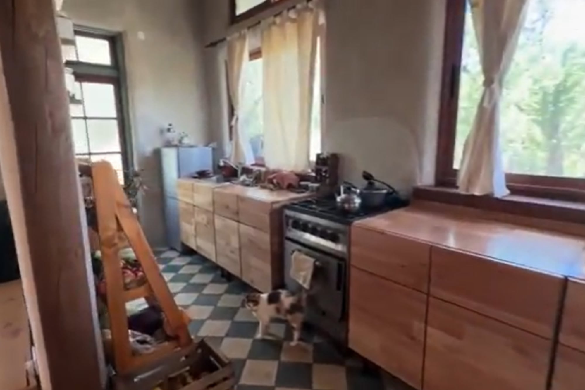 Así es la cocina de la casa (Foto: Captura de video)