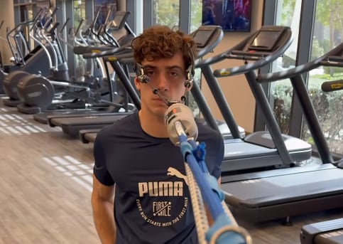 Franco Colapinto mostró cómo ejercita el cuello de cara al inicio de la temporada en Fórmula 1 y sorprendió a todos