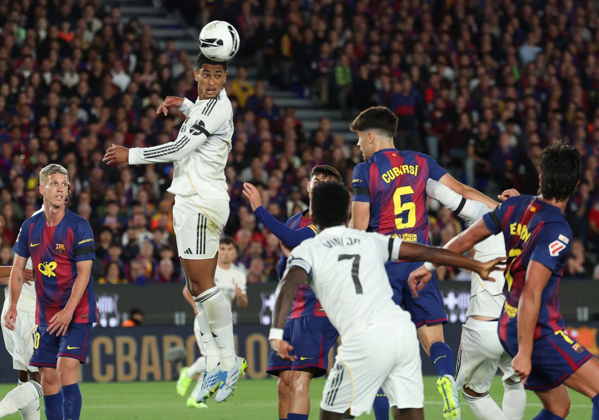 Barcelona vs. Real Madrid, en vivo: minuto a minuto del clásico de España 5 TOPSHOT - Real Madrid's English midfielder #05 Jude Bellingham heads the ball during the Spanish league football match between FC Barcelona and Real Madrid CF at Camp Nou Stadium in Barcelona on May 10, 2026. (Photo by Lluis GENE / AFP)