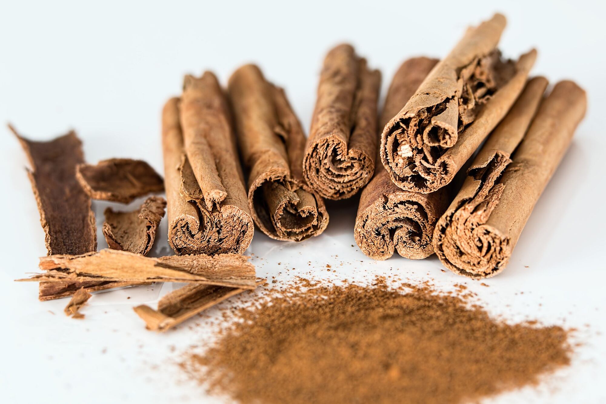 La canela es una especia que se obtiene de la corteza de las ramas del cinamomo, esta es rica en calcio, magnesio, fibra y antioxidantes