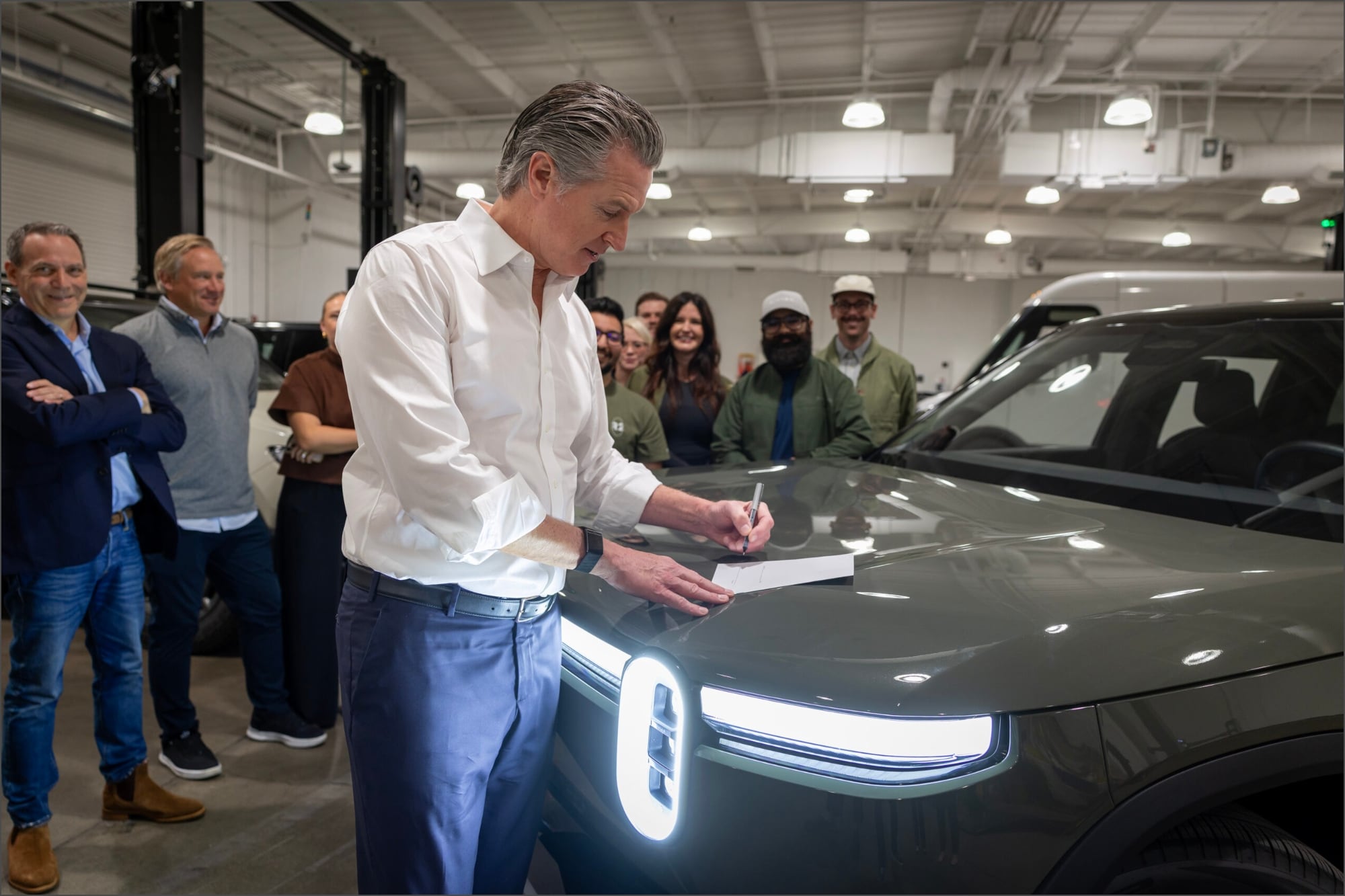 Autos eléctricos más baratos en California: Newsom ofrece reembolsos instantáneos para quienes cumplan los requisitos