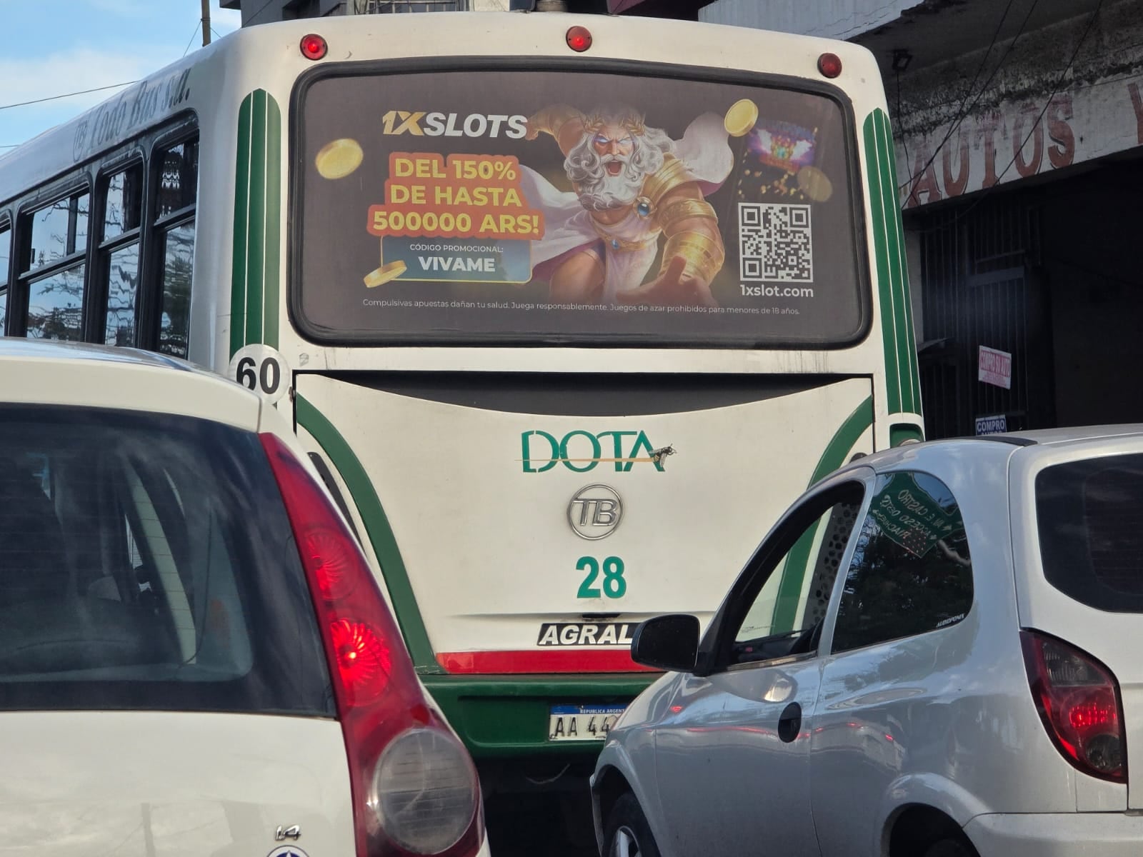 Publicidad de un sitio de apuestas ilegal, en el colectivo de la línea 28, incluida en un expediente judicial