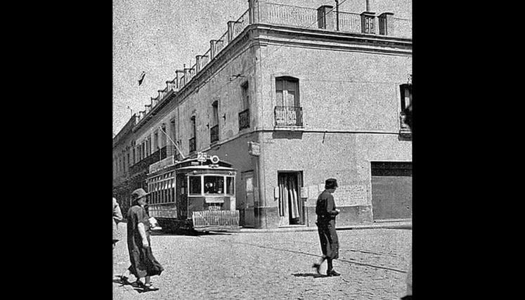 Así se veía la esquina de Defensa y Alsina a principios del siglo XX