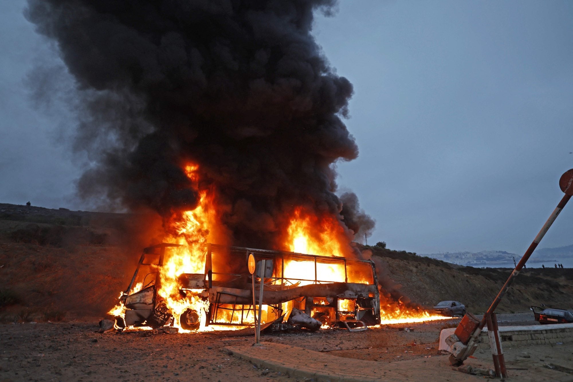 El gobierno español moviliza al Ejército para intentar contener la crisis migratoria en Ceuta 6 Un vehículo arde en el lugar de unos enfrentamientos cerca de Fnideq, en la frontera entre Marruecos y España, el 31 de julio de 2026. Miles de migrantes cruzaron durante la noche desde Marruecos hacia el enclave español de Ceuta, en el norte de África, según informó una fuente policial el 31 de julio, añadiendo que resultaba imposible estimar la cifra total de personas. Un total de 18 personas fallecieron al intentar llegar al enclave español, indicó la fuente