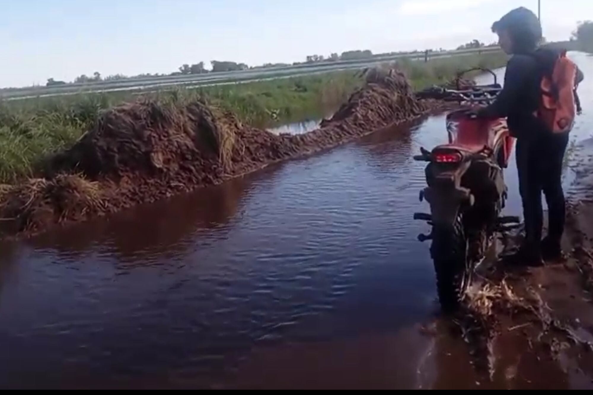 “Abandono de personas”: el drama de una productora aislada hace dos meses por las inundaciones 6 Así intentaron salir en una moto los vecinos para comprar víveres