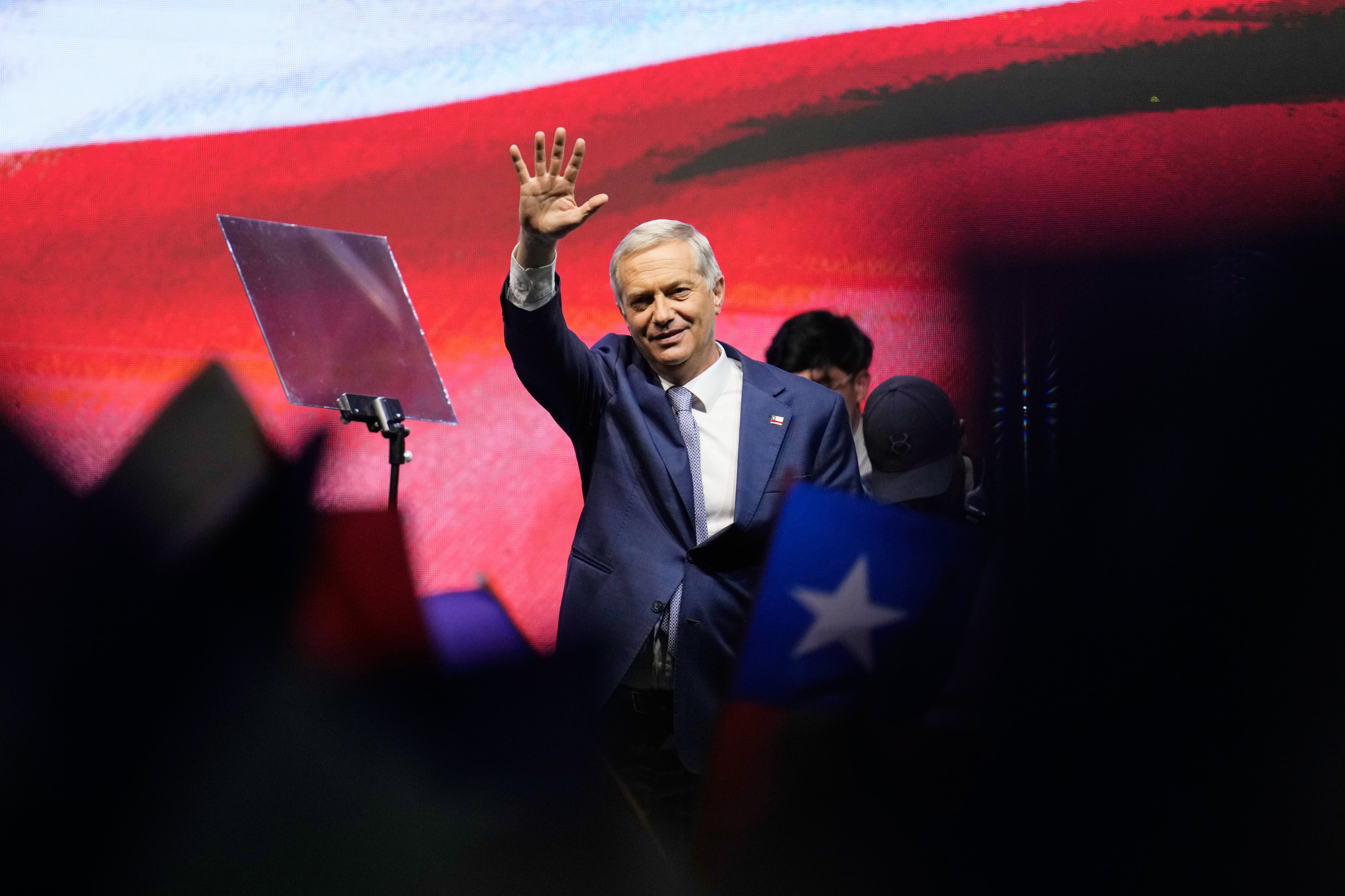 José Antonio Kast saluda tras ganar la segunda vuelta de las elecciones presidenciales en Santiago de Chile