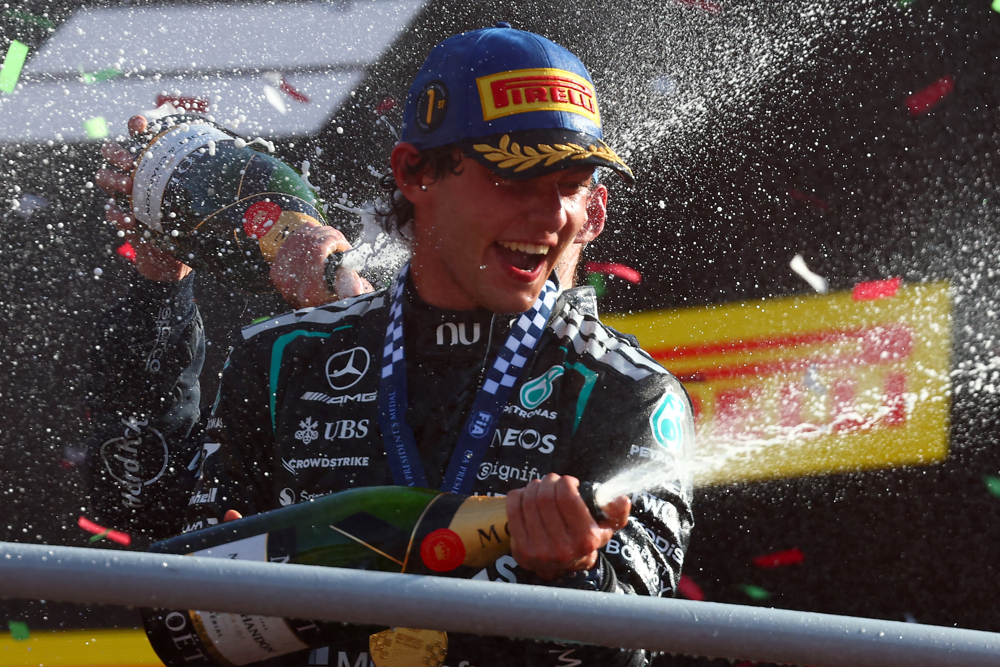 Festejo a pura burbujas: Andrea Kimi Antonelli desata el baño de champagne en el podio de Monza; el italiano es puntero del Mundial de Piloto con 66 puntos de ventaja sobre su compañero de garaje, George Russell