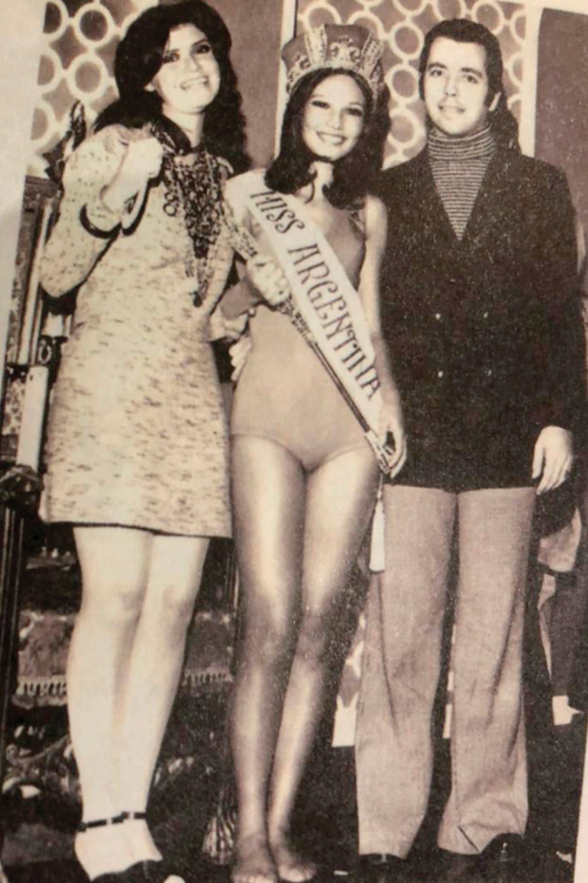 Héctor Vidal Rivas junto a Susana Romero, elegida Miss Argentina, y Luz Seguí, histórica productora de Almorzando con Mirtha Legrand