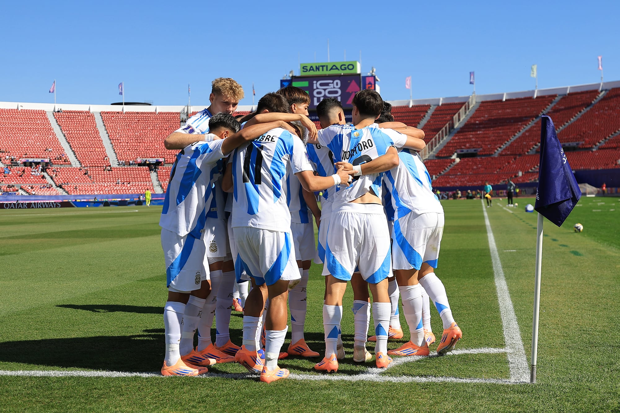 El festejo colectivo de la Argentina en e estadio Nacional, de Santiago; México, el próximo rival en los cuartos de final del Mundial Sub 20 de Chile