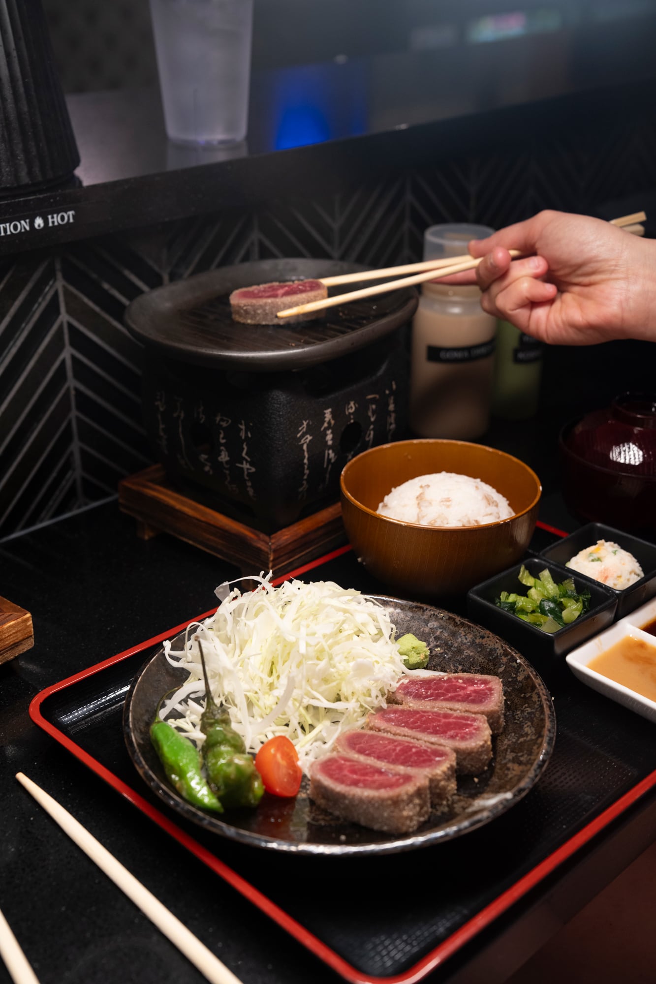El wagyu al paso en la adorable barra japonesa Gyukatsu Rose, recomendado por Michelin